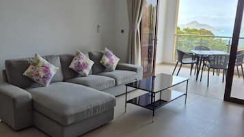 Deluxe-Apartment, Meerblick, Bergseite | Wohnbereich