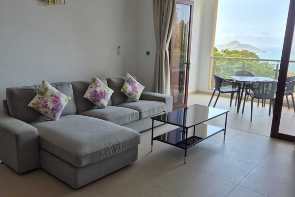 Departamento Deluxe, vista al océano, junto a la montaña | Área de sala de estar | Televisión LED de 55 pulgadas con canales por cable y juguetes