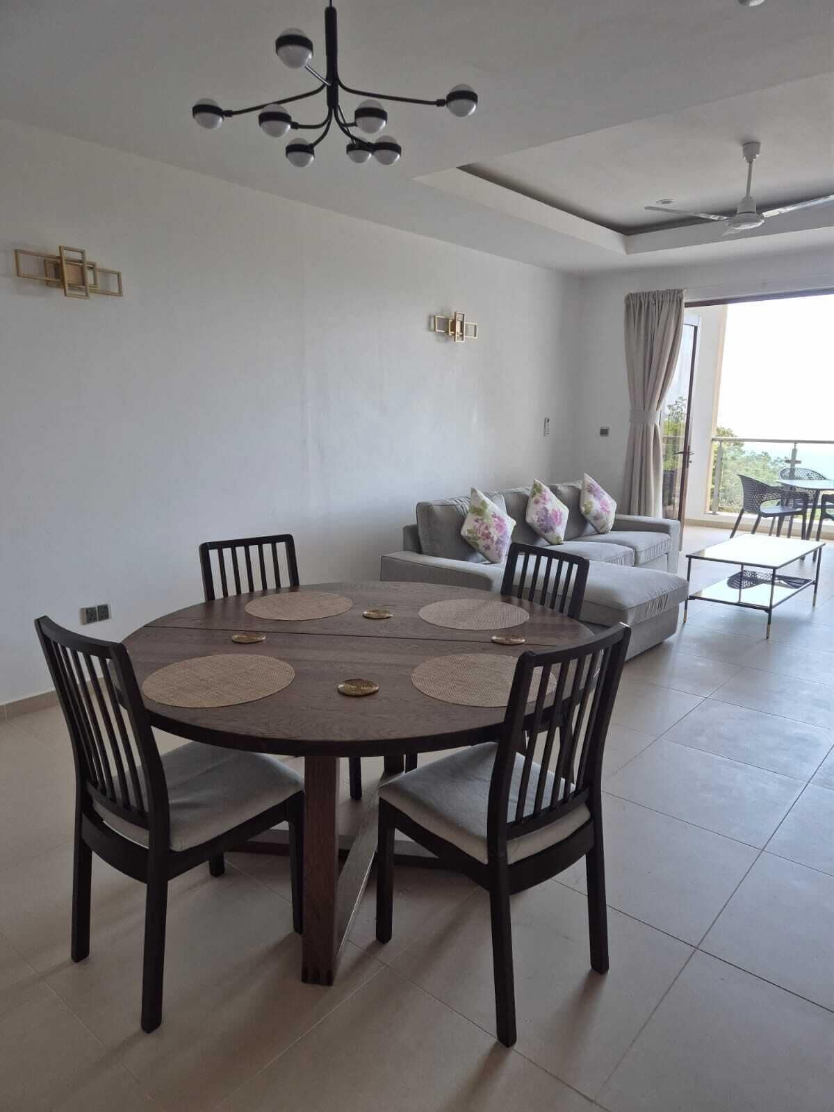 Deluxe-Apartment, Meerblick, Bergseite | Essbereich im Zimmer