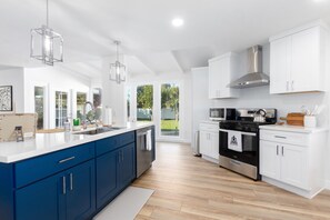 ثلاجة، ميكروويف، فرن، موقد طهي مسطح