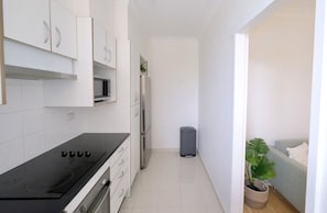 Fridge, microwave, oven, stovetop - Cosy Poolside Coogee Beach Sanctuary (Sydney)