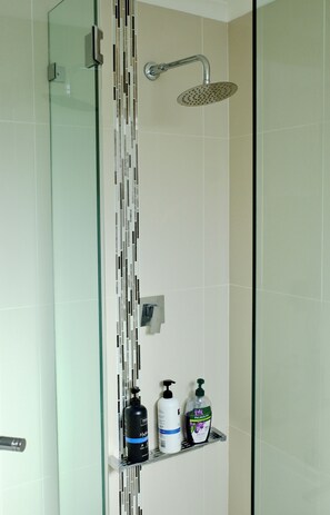 Dusche, Haartrockner, Handtücher, Seife