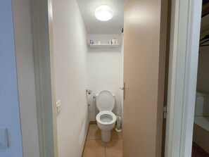 Haartrockner, Handtücher, Seife, Toilettenpapier