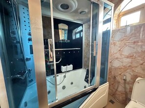 Hårtørrer, bidet, håndklæder, Sæbe