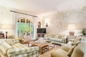 Smart TV, lettore DVD, libri, biblioteca musicale