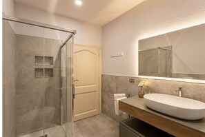 Shower, hair dryer, bidet, towels - Villa the Lime Tree (Forte dei Marmi)