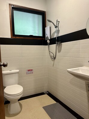 Een douche, een regendouche, gratis toiletartikelen, een haardroger