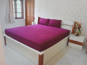 3 bedrooms, iron/ironing board, WiFi, bed sheets