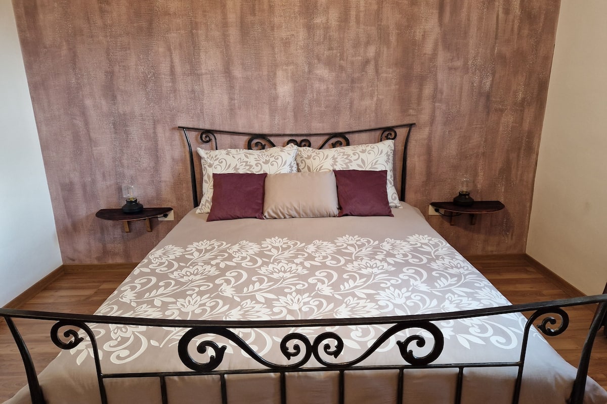2 bedrooms, Egyptian cotton sheets, premium bedding, desk