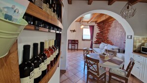 Ein gemütliches Interieur mit Weinkühler, Essbereich und Backsteinwand.