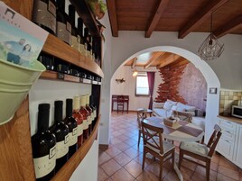 Frigorífico grande, microondas, placa de cocina y lavavajillas