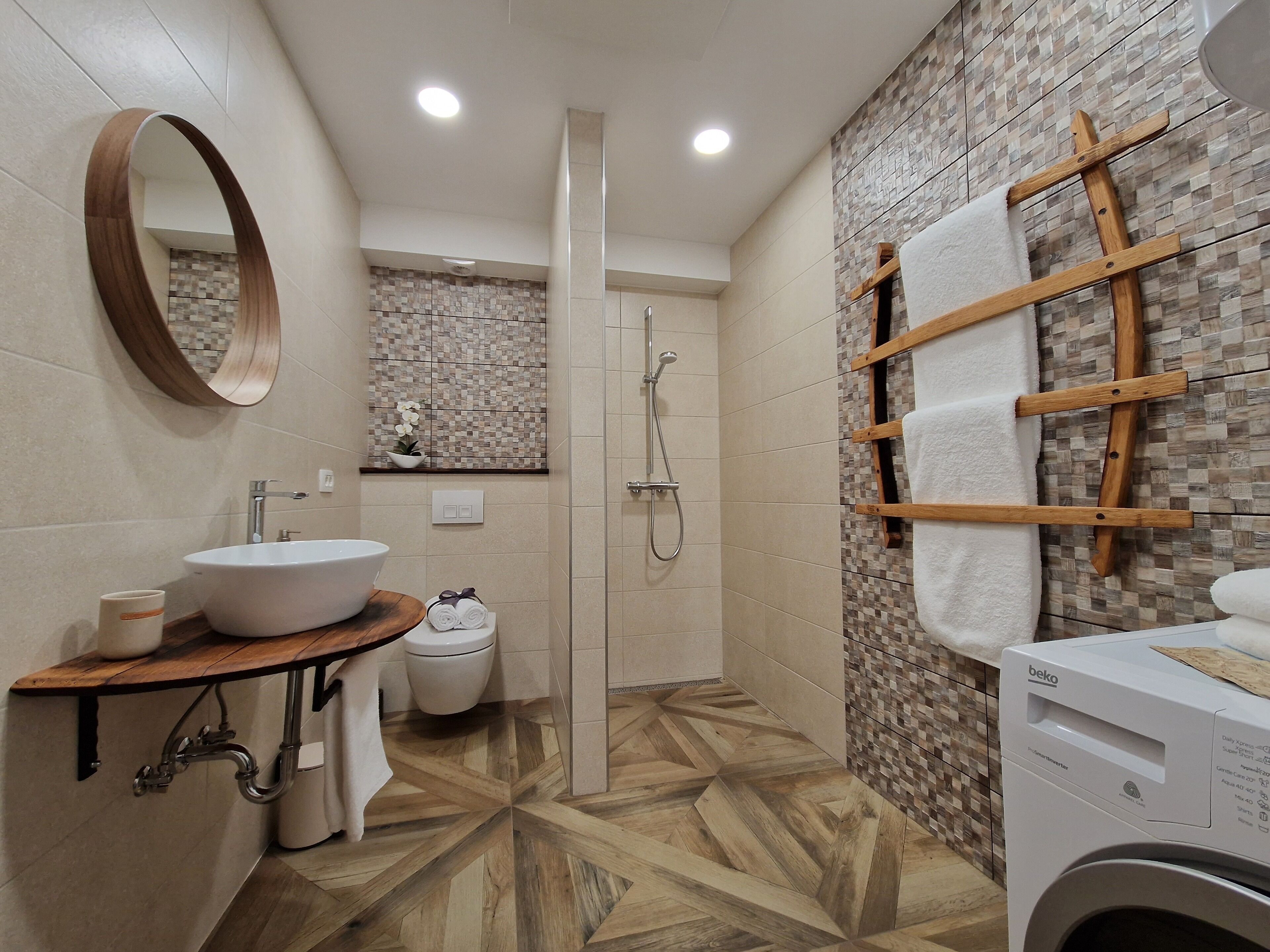 Classic Apartment | Bathroom | Shower, eco-friendly toiletries, hair dryer, slippers