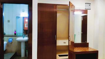 Premium Twin Room | Desk, free WiFi