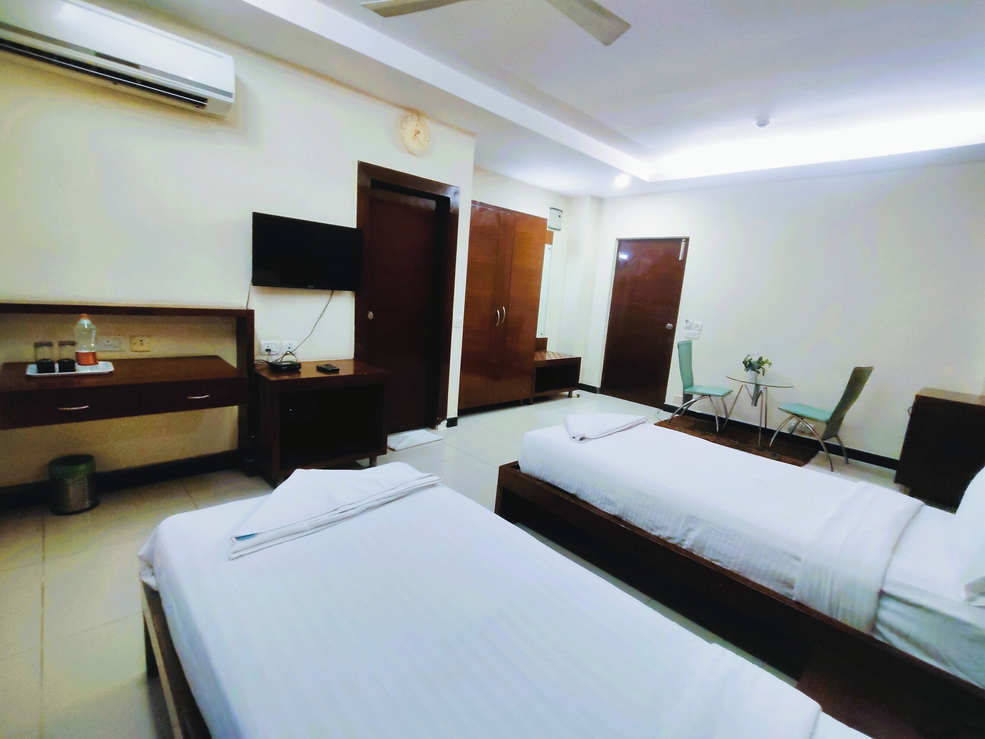 Premium Twin Room | Desk, free WiFi