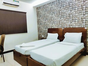Deluxe Room | 1 bedroom, desk, free WiFi