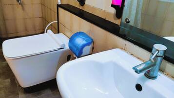 Kamar Twin Premium | Kamar mandi | Perlengkapan mandi gratis