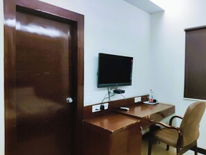 Deluxe Room | 1 bedroom, desk, free WiFi