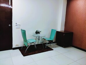 Premium Twin Room | In-room dining - Athasri Hotel Infantry Road (Bengaluru)