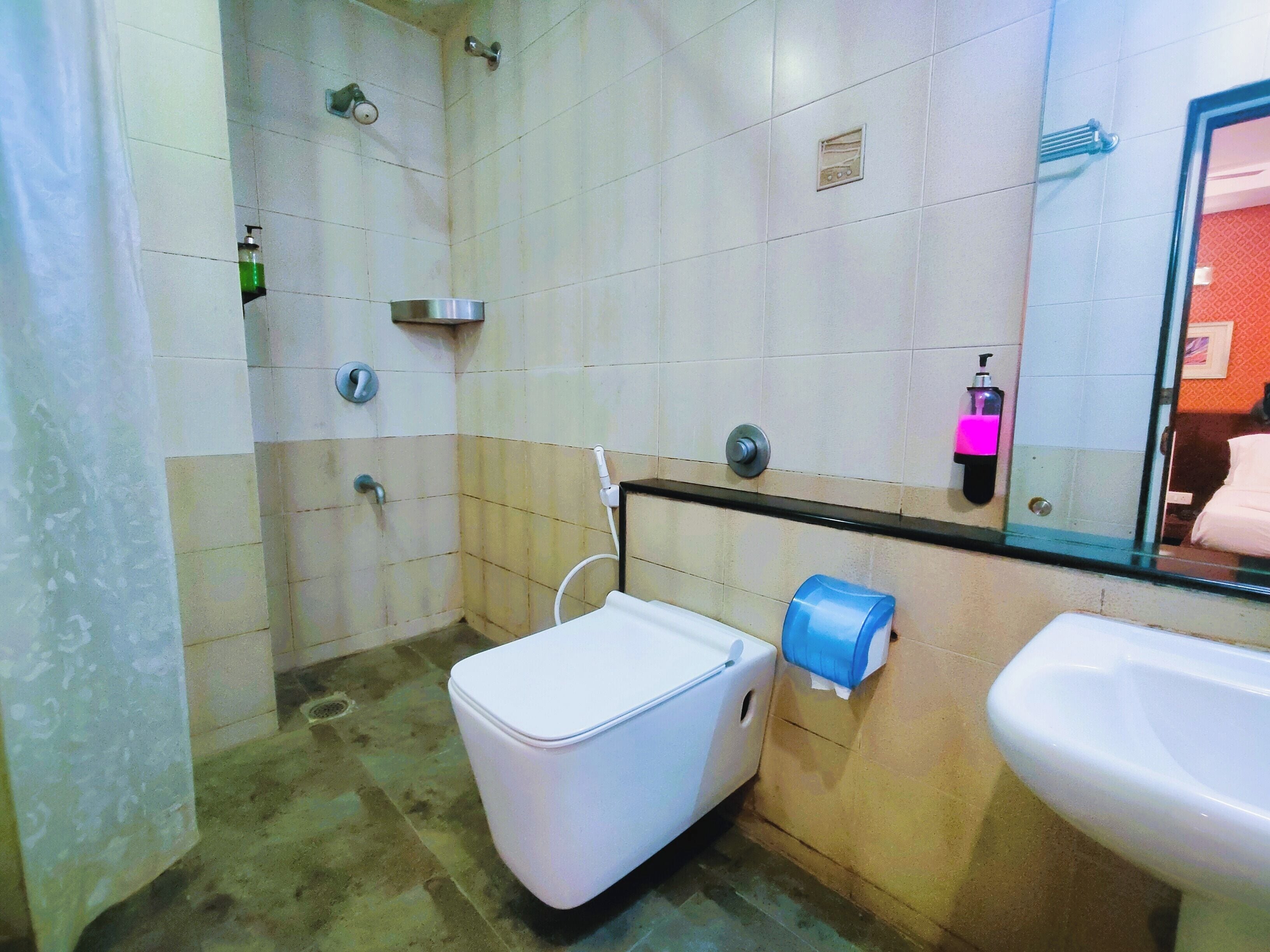 Un baño con inodoro, lavamanos y ducha.