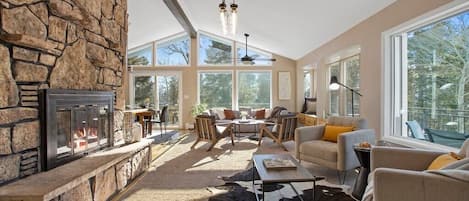 Televisión, chimenea, oficina