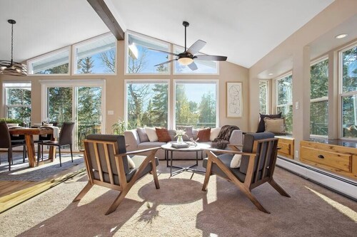4BR Hot Tub + Sauna · Mtn Views Near Red Rocks