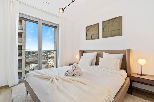 Modern 1-Bedroom Near Cloche d’Or with Balcony