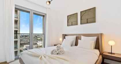 Modern 1-Bedroom Near Cloche d’Or with Balcony