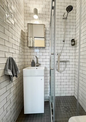 Shower, hair dryer, towels, soap - Sissy Mini-studio Avec vue Panoramique Incroyable (Paris)