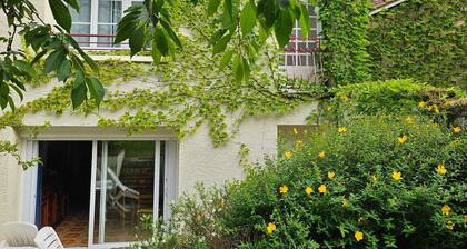 Grande Maison de Village Avec Jardin, BBQ et Piscine au Coeur du Périgord Blanc