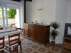 Dining - Grande Maison de Village Avec Jardin, BBQ et Piscine au Coeur du Périgord Blanc (Savignac-les-Églises)