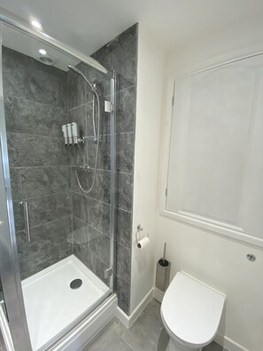 Doccia, asciugacapelli, asciugamani, sapone