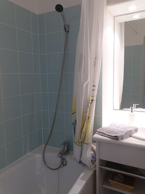 Haartrockner, Handtücher, Seife, Shampoo