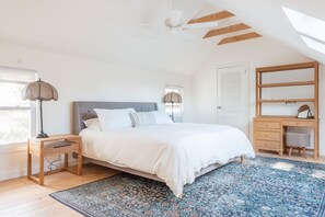 4 habitaciones, escritorio y tabla de planchar con plancha 