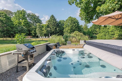 Creekside Farmhouse: Restored Farmhouse with Private Pond & Hot Tub