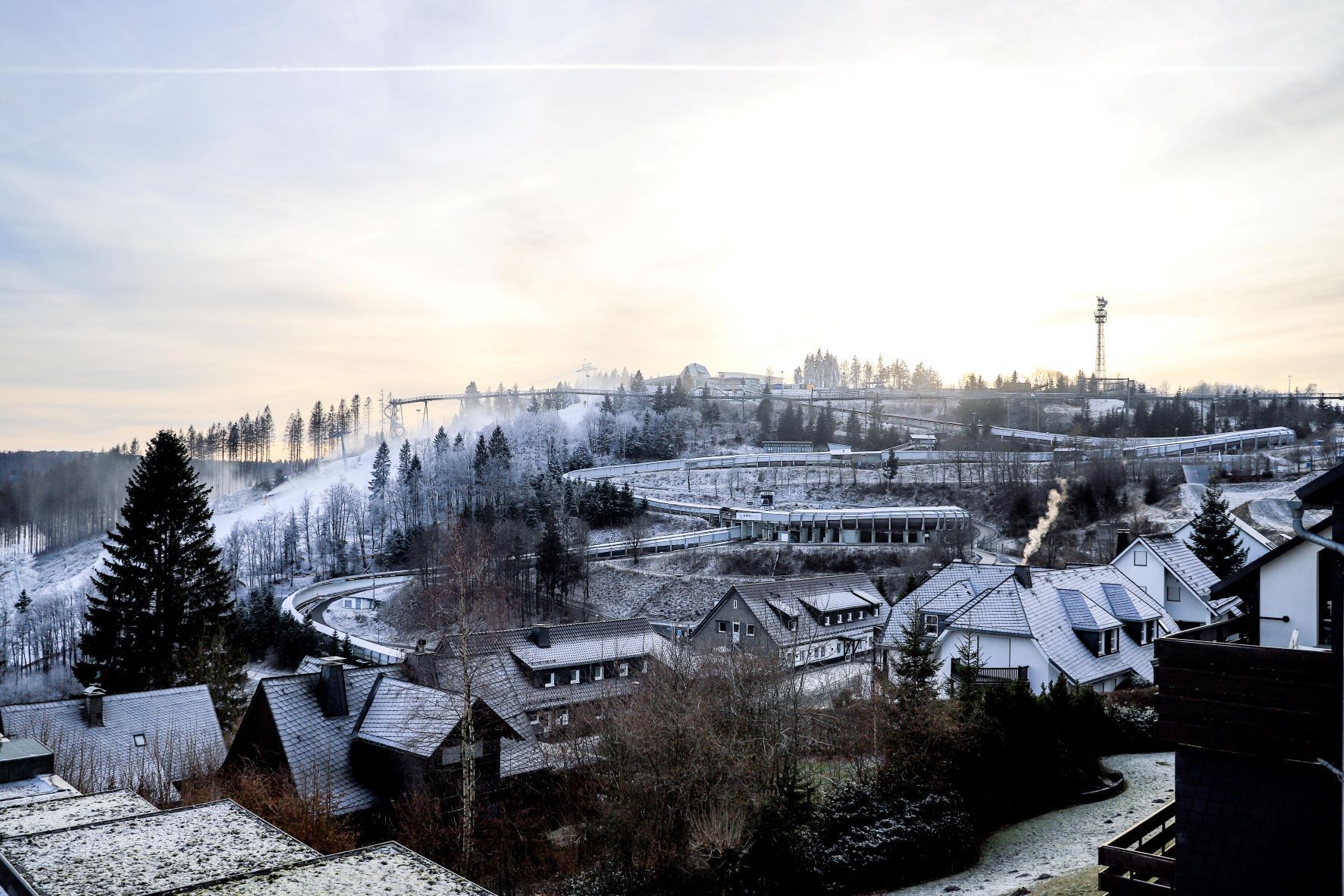 Et boligområde med huse, jernbane og en bro.