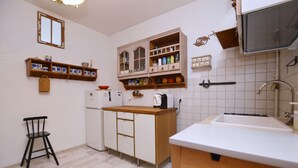 Apartment | Eigene Küche | Kühlschrank, Ofen, Herdplatte, Kochgeschirr/Geschirr/Besteck