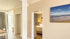 Une chambre d’hôtel comprenant un lit, un bureau et un coin repas.