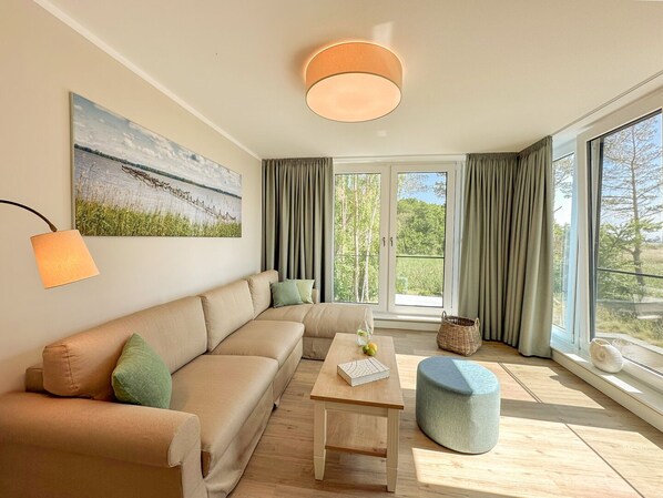 TV - Spacious Family Suite with Terrace and Modern Comfort (Rankwitz)