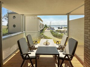 Outdoor dining - Spacious Family Suite with Terrace and Modern Comfort (Rankwitz)