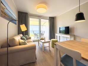 TV - Quiet Top-Floor Suite with Harbor View and Private Rooftop Terrace (Rankwitz)