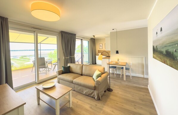 TV - Charming Top-Floor Suite with Large Private Rooftop Terrace (Rankwitz)