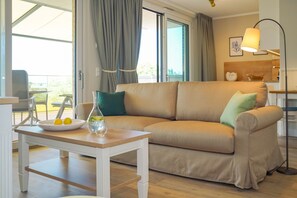 TV - Charming Top-Floor Suite with Large Private Rooftop Terrace (Rankwitz)