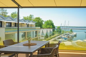 Outdoor dining - Charming Top-Floor Suite with Large Private Rooftop Terrace (Rankwitz)
