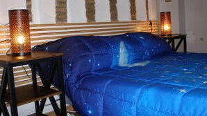 A bedroom with a bed, two nightstands, and two wall-mounted lamps. - Parva Domus in 29 (Morlupo)