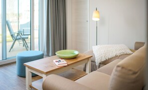 TV - Bright Top-Floor Suite with Large Rooftop Terrace and Harbor View (Rankwitz)