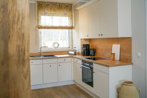 Fridge, microwave, oven, stovetop - Comfortable Upper-Floor Suite with Terrace – Ideal for up to 3 People (Rankwitz)