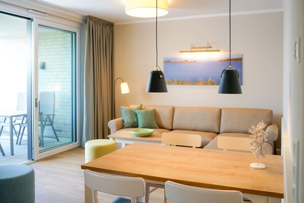 TV - Comfortable Upper-Floor Suite with Terrace – Ideal for up to 3 People (Rankwitz)