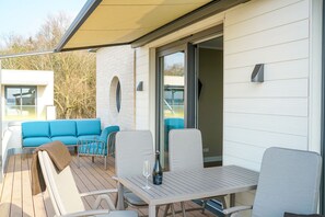 Outdoor dining - Elegant Suite with XXL Rooftop Terrace and Stunning Water Views (Rankwitz)