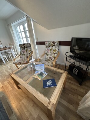 TV, tavolo da ping pong, impianto stereo