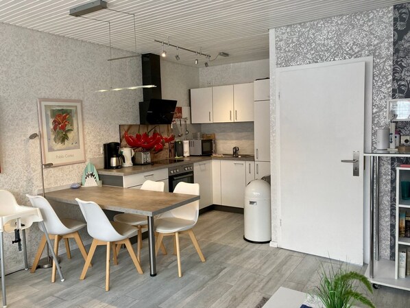 Fridge, stovetop, dishwasher, coffee/tea maker - Pinguin - im Dorfzentrum (Wangerooge)